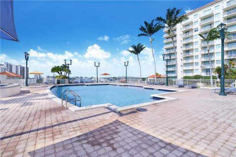 Condo in Fort Lauderdale, Florida, 1 bedroom  № 1043108 - photo 10