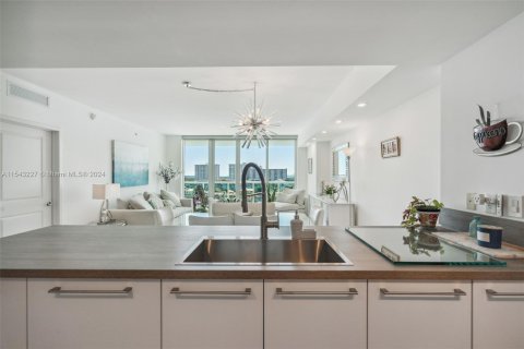 Condominio en venta en Sunny Isles Beach, Florida, 2 dormitorios, 162.86 m2 № 1046990 - foto 13