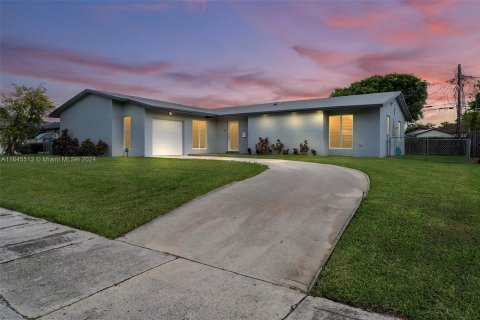 Villa ou maison à vendre à Cutler Bay, Floride: 3 chambres, 184.88 m2 № 1329376 - photo 1