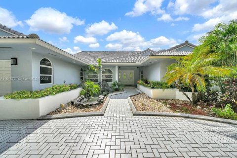 House in Miami Lakes, Florida 4 bedrooms, 246.1 sq.m. № 1328992 - photo 3