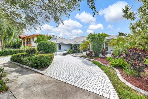 House in Miami Lakes, Florida 4 bedrooms, 246.1 sq.m. № 1328992 - photo 1