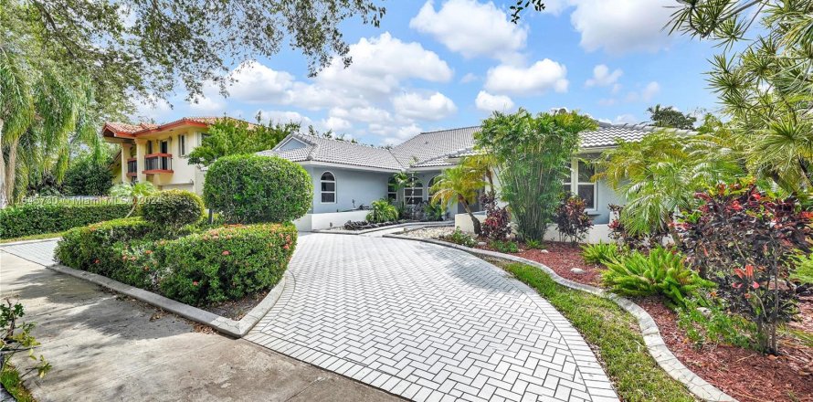 House in Miami Lakes, Florida 4 bedrooms, 246.1 sq.m. № 1328992