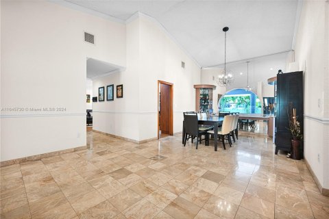 House in Miami Lakes, Florida 4 bedrooms, 246.1 sq.m. № 1328992 - photo 7