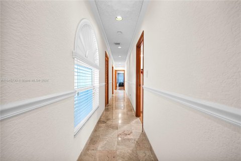 House in Miami Lakes, Florida 4 bedrooms, 246.1 sq.m. № 1328992 - photo 28