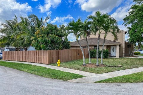 House in Sunrise, Florida 3 bedrooms, 220.74 sq.m. № 1075154 - photo 5