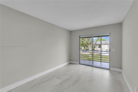 Condo in Deerfield Beach, Florida, 2 bedrooms  № 1075188 - photo 10