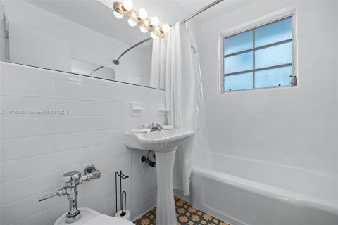 Condo in Miami Beach, Florida, 1 bedroom  № 1395856 - photo 15