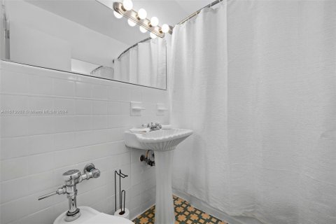 Condo in Miami Beach, Florida, 1 bedroom  № 1395856 - photo 16