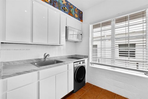 Condo in Miami Beach, Florida, 1 bedroom  № 1395856 - photo 27