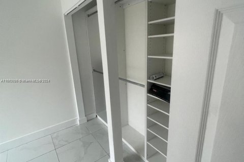 Condo in Hialeah, Florida, 2 bedrooms  № 1400086 - photo 8