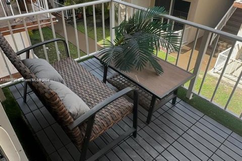 Condo in Hialeah, Florida, 2 bedrooms  № 1400086 - photo 15