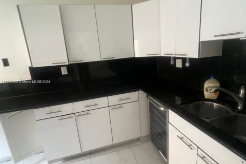 Condo in Hialeah, Florida, 2 bedrooms  № 1400086 - photo 4