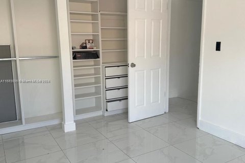 Condo in Hialeah, Florida, 2 bedrooms  № 1400086 - photo 18