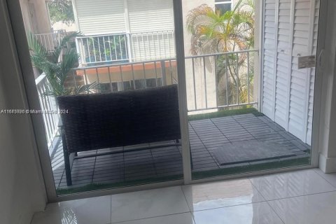 Condo in Hialeah, Florida, 2 bedrooms  № 1400086 - photo 5