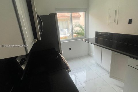 Condo in Hialeah, Florida, 2 bedrooms  № 1400086 - photo 7