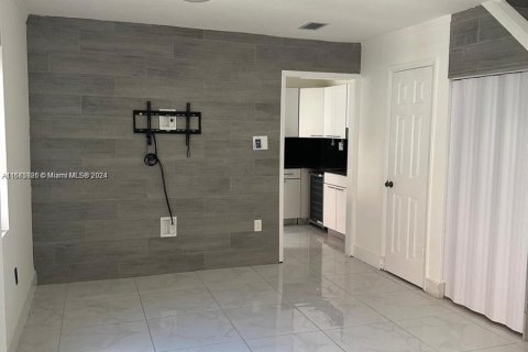 Condo in Hialeah, Florida, 2 bedrooms  № 1400086 - photo 24