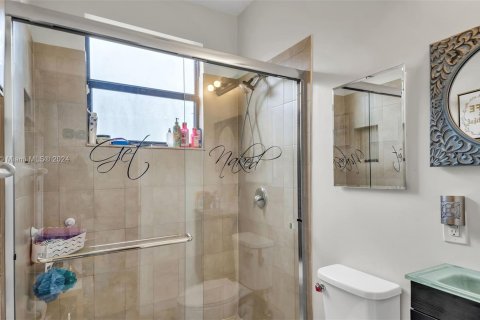 Casa en venta en Miami, Florida, 6 dormitorios, 223.24 m2 № 1385907 - foto 20