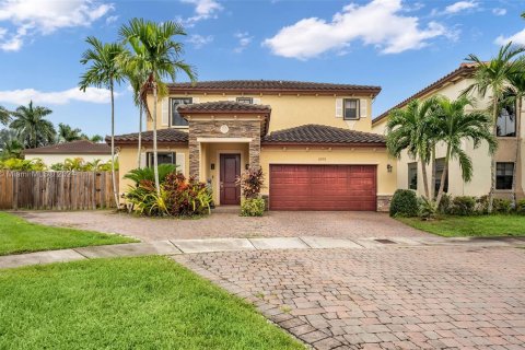 Villa ou maison à vendre à Miami, Floride: 6 chambres, 223.24 m2 № 1385907 - photo 1