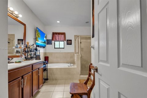 Casa en venta en Miami, Florida, 6 dormitorios, 223.24 m2 № 1385907 - foto 29