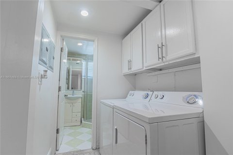 Condominio en alquiler en North Miami, Florida, 2 dormitorios, 83.43 m2 № 1385904 - foto 5