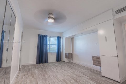 Condominio en alquiler en North Miami, Florida, 2 dormitorios, 83.43 m2 № 1385904 - foto 13