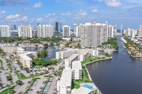 Condo in Aventura, Florida, 2 bedrooms  № 1325485 - photo 1