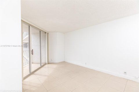 Condo in North Bay Village, Florida, 2 bedrooms  № 1398263 - photo 13