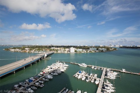 Condo in North Bay Village, Florida, 2 bedrooms  № 1398263 - photo 23