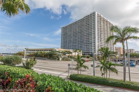 Condo in North Bay Village, Florida, 2 bedrooms  № 1398263 - photo 21