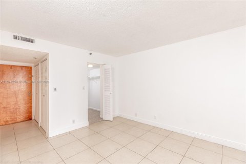 Condo in North Bay Village, Florida, 2 bedrooms  № 1398263 - photo 11