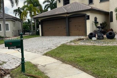 House in Miramar, Florida 5 bedrooms, 331.01 sq.m. № 1402594 - photo 1