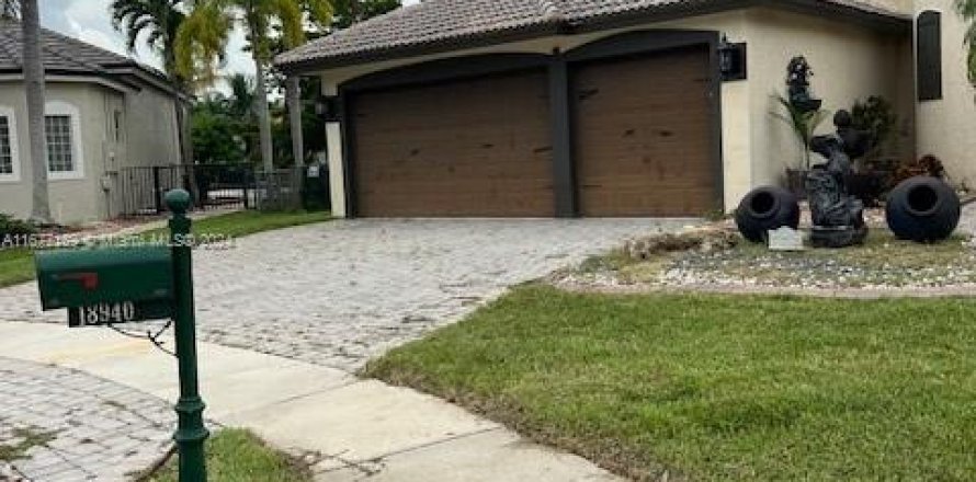 House in Miramar, Florida 5 bedrooms, 331.01 sq.m. № 1402594