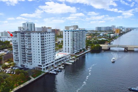 Condo in Pompano Beach, Florida, 2 bedrooms  № 1050071 - photo 1