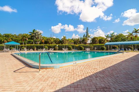 Condo in Palm Springs, Florida, 1 bedroom  № 1059075 - photo 18