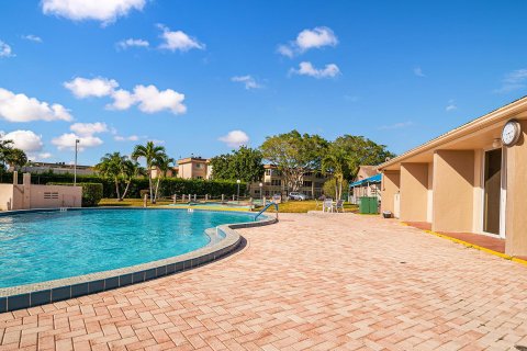 Condo in Palm Springs, Florida, 1 bedroom  № 1059075 - photo 16