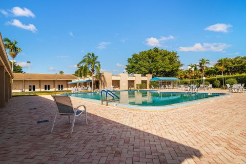 Condo in Palm Springs, Florida, 1 bedroom  № 1059075 - photo 17