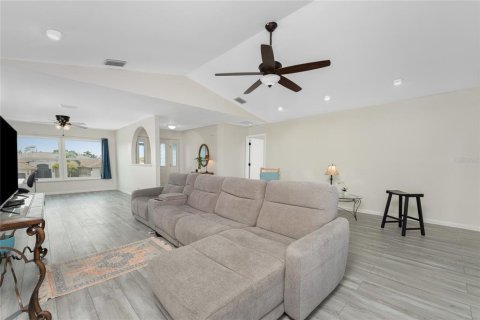 Villa ou maison à vendre à Port Charlotte, Floride: 4 chambres, 292.74 m2 № 1066051 - photo 11