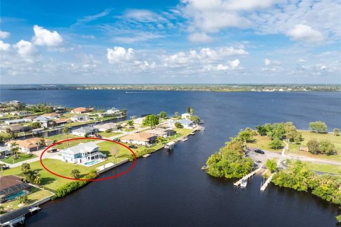 Villa ou maison à vendre à Port Charlotte, Floride: 4 chambres, 292.74 m2 № 1066051 - photo 1
