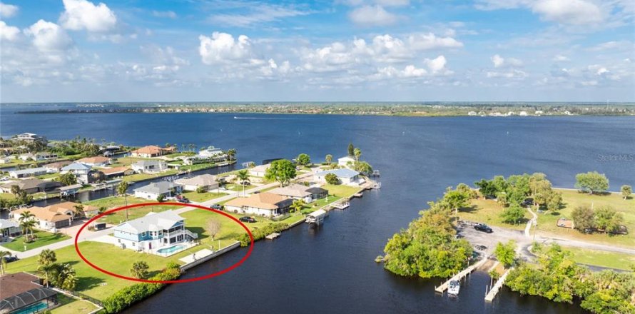Villa ou maison à Port Charlotte, Floride 4 chambres, 292.74 m2 № 1066051