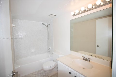 Condo in Sunny Isles Beach, Florida, 2 bedrooms  № 1159058 - photo 21