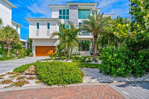 House in Hutchinson Island South, Florida 5 bedrooms, 458.66 sq.m. № 1283539 - photo 1