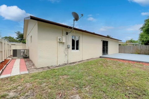 House in North Lauderdale, Florida 4 bedrooms, 112.13 sq.m. № 1225893 - photo 13