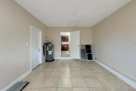 House in North Lauderdale, Florida 4 bedrooms, 112.13 sq.m. № 1225893 - photo 8