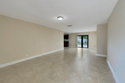 House in North Lauderdale, Florida 4 bedrooms, 112.13 sq.m. № 1225893 - photo 20
