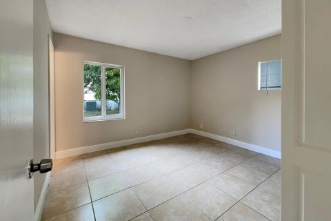 House in North Lauderdale, Florida 4 bedrooms, 112.13 sq.m. № 1225893 - photo 21