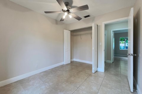 House in North Lauderdale, Florida 4 bedrooms, 112.13 sq.m. № 1225893 - photo 2