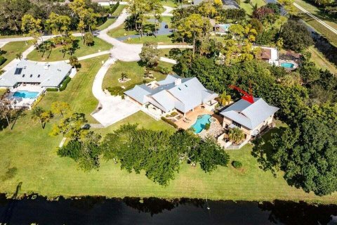 House in Wellington, Florida 6 bedrooms, 414.72 sq.m. № 1031480 - photo 5