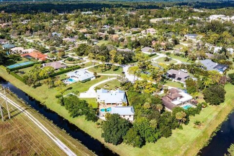 House in Wellington, Florida 6 bedrooms, 414.72 sq.m. № 1031480 - photo 17