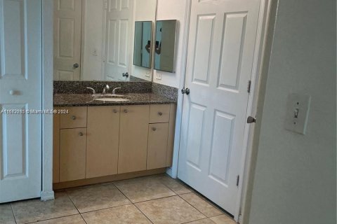 Condominio en alquiler en Miramar, Florida, 1 dormitorio, 78.97 m2 № 1396244 - foto 18