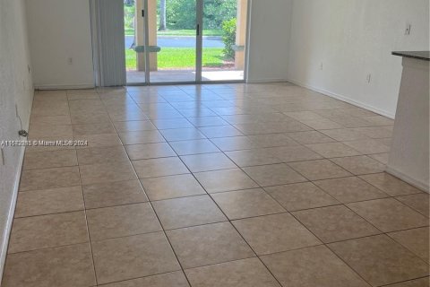 Condominio en alquiler en Miramar, Florida, 1 dormitorio, 78.97 m2 № 1396244 - foto 4